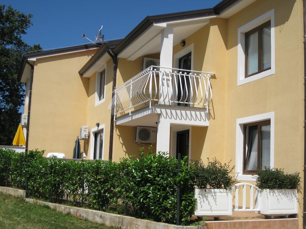 Villa "Pied-A-Terre" Residence & Spa Umag Bagian luar foto